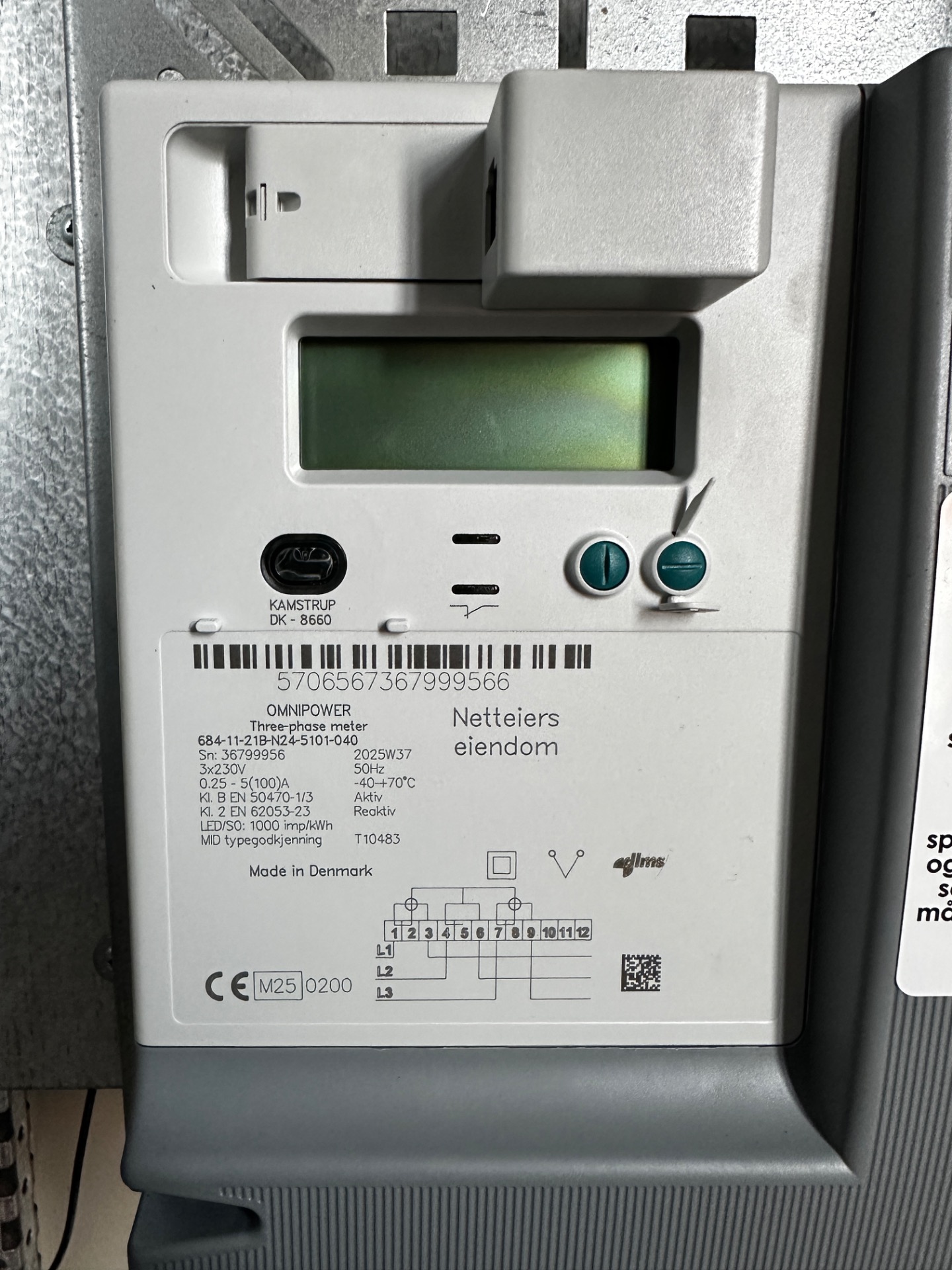 Det elektriske anlegget er nå splittet i to med egen måler til leiligheten i 3. etasje. Vi har opprettet strømavtale med Vibb og tatt Norgespris. Det skal sikre vesentlig lavere strømutgifter totalt sett i tiden framover. 