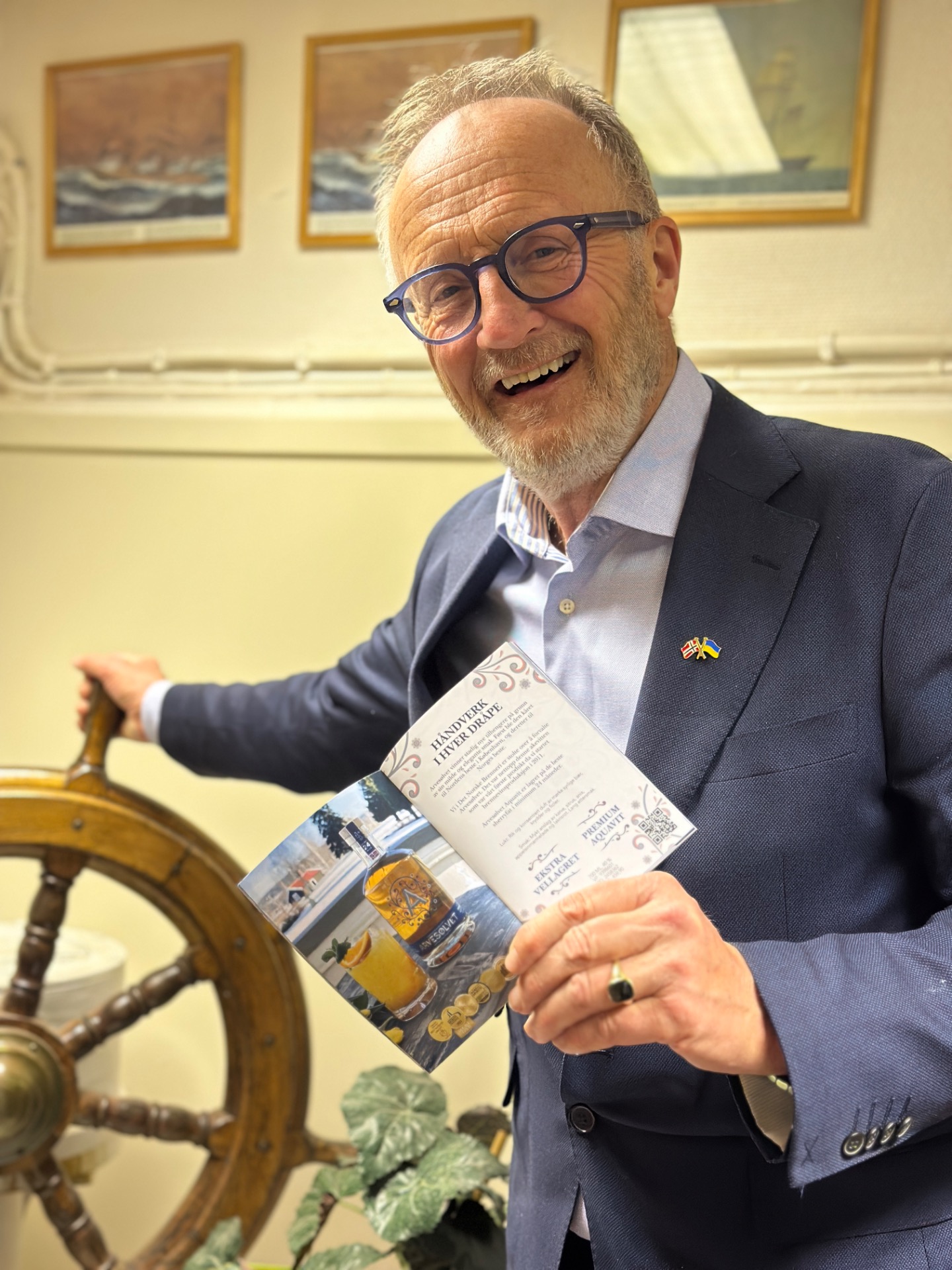 Odd Johan Nelvik fra Det norske brenneri besøker sjømannsforeningen og forteller om spritproduksjon i Grimstad